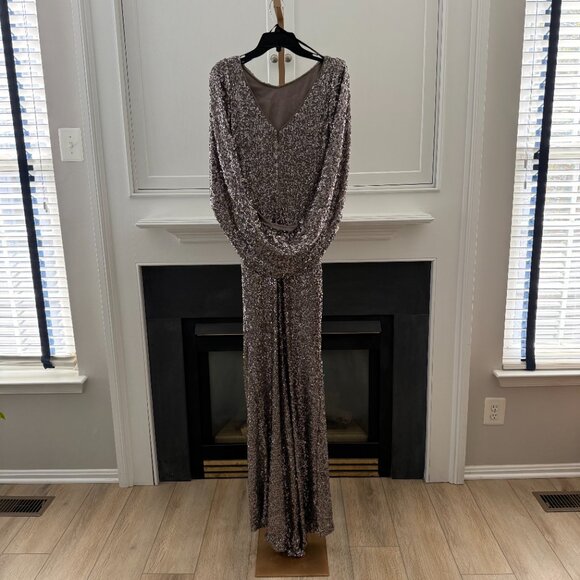 ✨ Betsy & Adam Gunmetal Sequin Gown – Red Carpet Glam ✨ - Picture 6 of 13